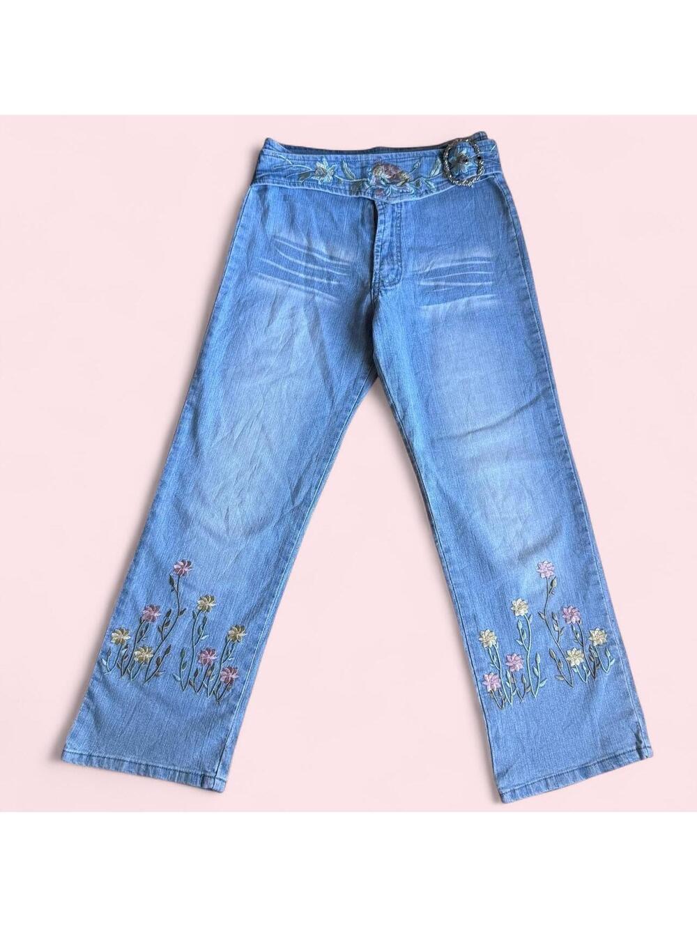 The cutest Y2K embroidered floral low rise capri jeans with belt